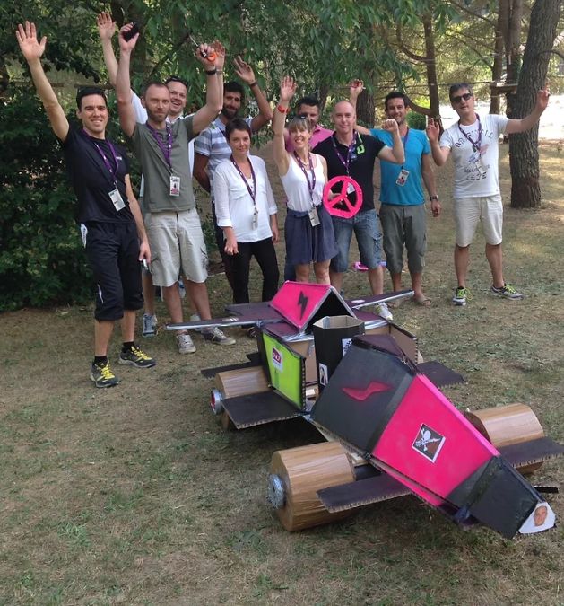 CONSTRUCTION D’UNE VOITURE F1 EN CARTON